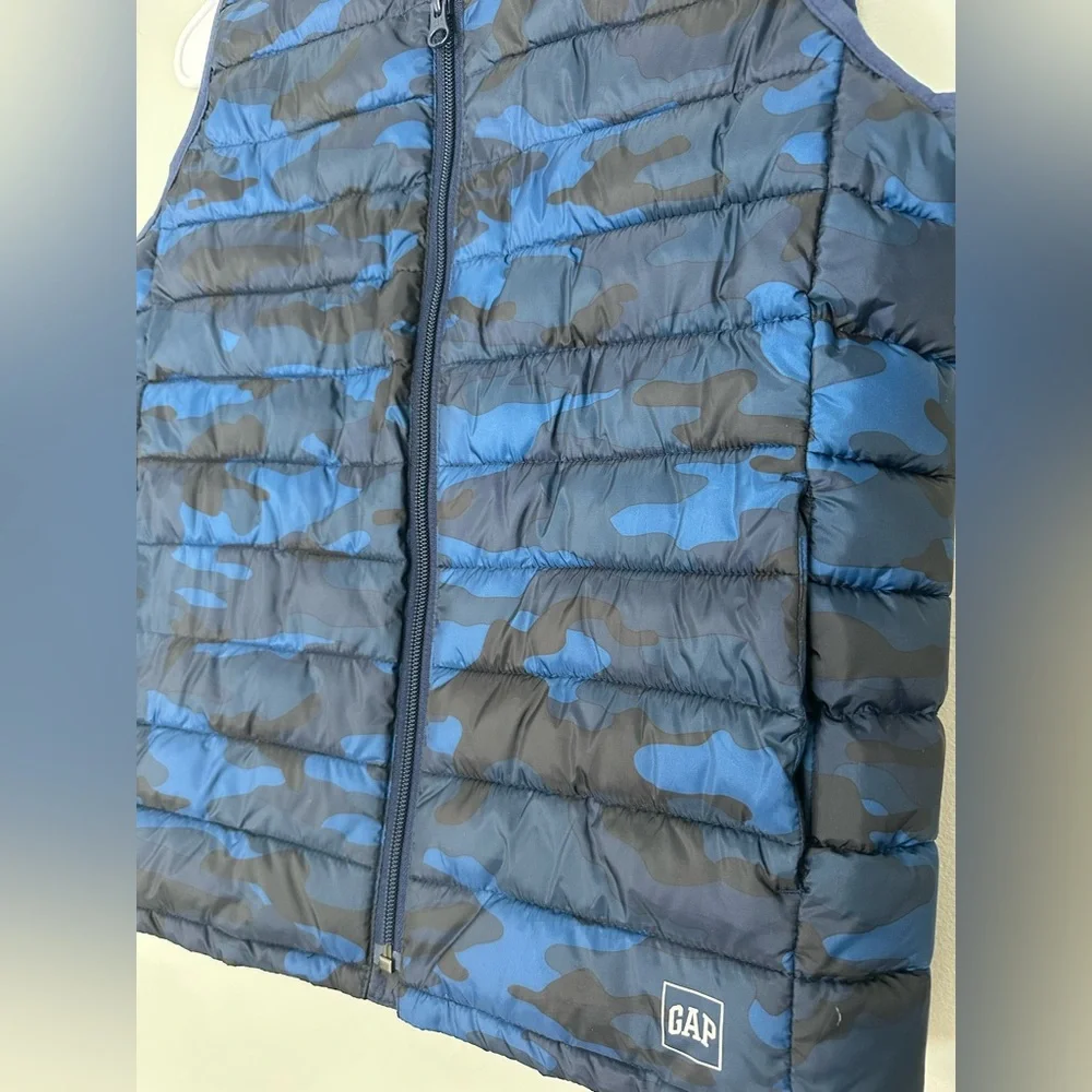 Gap Kids Upcycled Lightweight Puffer Vest with Primaloft Size Medium Navy Camo